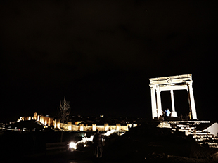 Vista nocturna de las murallas de Ávila desde los Cuatro Postes
