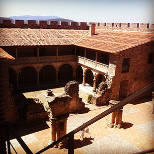 Interior del castillo de la Adrada