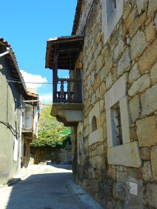 Balcón y, al fondo, fuente del Venero