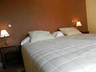 Cama del primer dormitorio de Rebollares II